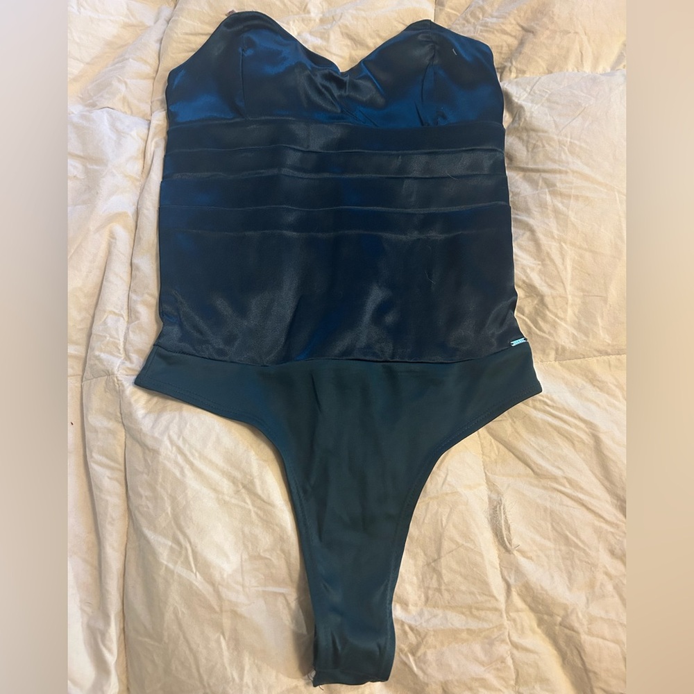 Elegant emerald green bodysuit-nwot